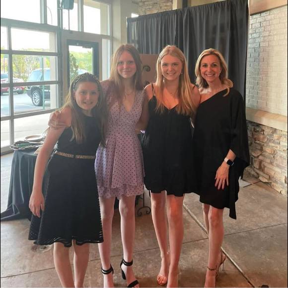 Meet your Posher, Nicole - Picture 1 of 1